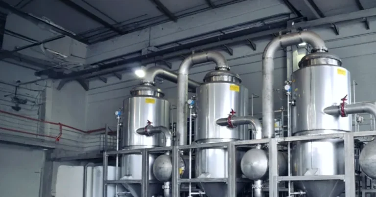 Evaporador al vacío de triple efecto instalado en una planta de tratamiento de aguas residuales industriales